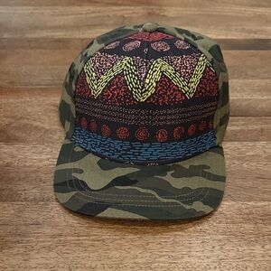 Camouflage and Embroidery Patterned Snapback Hat